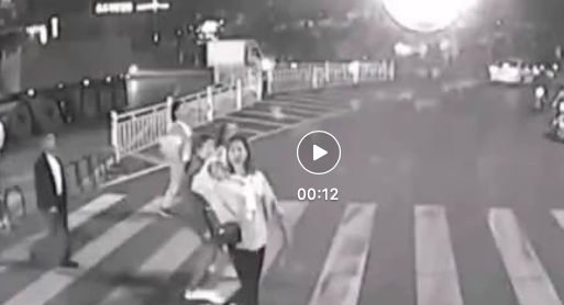 宜賓一名公交司機(jī)在斑馬線(xiàn)前禮讓行人